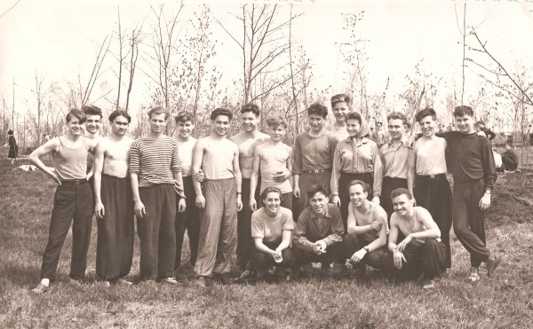 Группа радистов на посадке аллеи радистов в Горроще, 1959г.